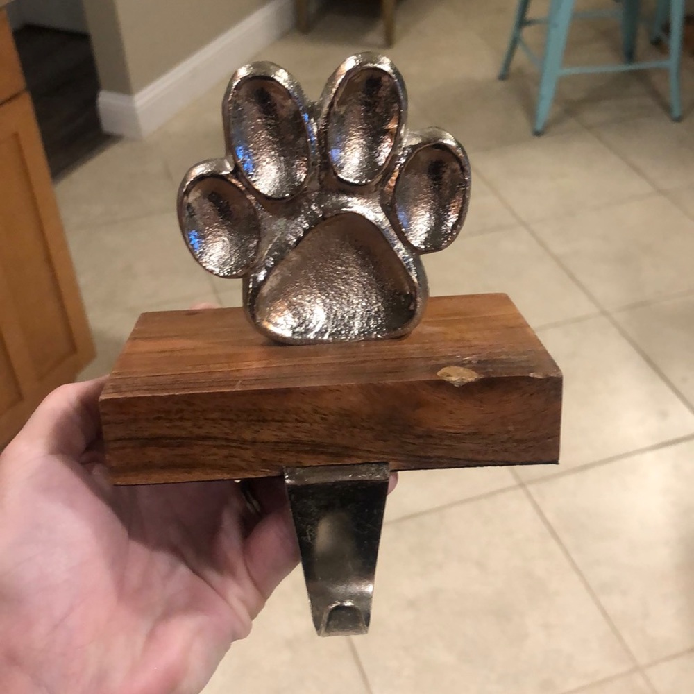 Paw stocking holder